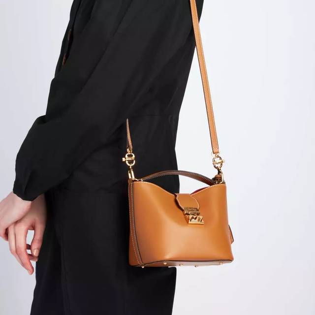 你以为摩纳哥王妃gracekelly只带火了一个爱马仕kellybag