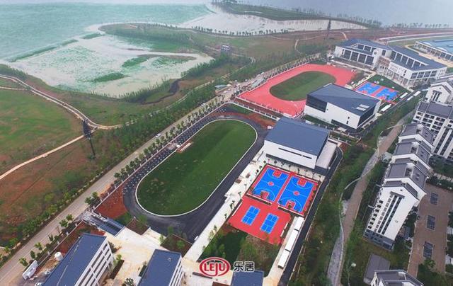 除交通配套外,军运村内部配建两所新学校,分别是黄家湖小学及黄家湖