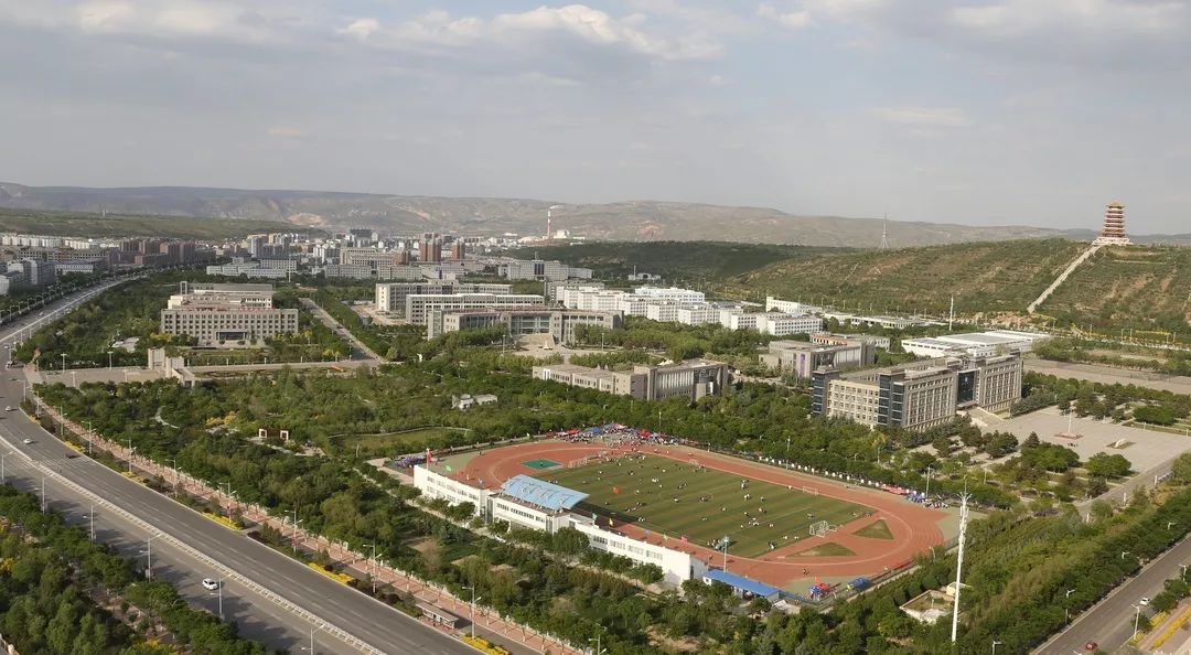 於寧夏南部六盤山下歷史名城—固原市,是寧夏唯一一所師範類本科院校