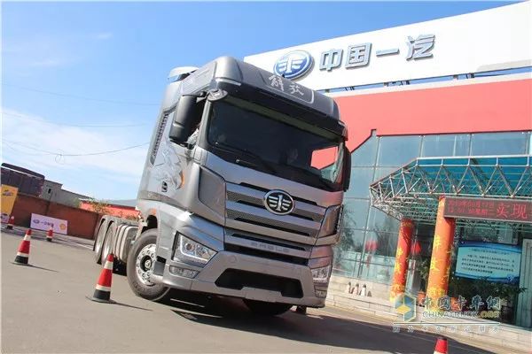 一汽解放j7身为本届赛事的专用车辆,毫无疑问是每一场比赛的主角,其各