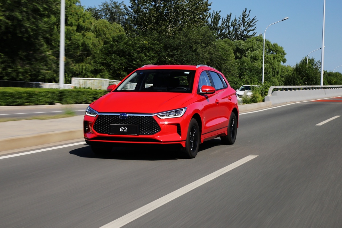 诠释智趣跨界车的内在含义 比亚迪e2全方面试驾