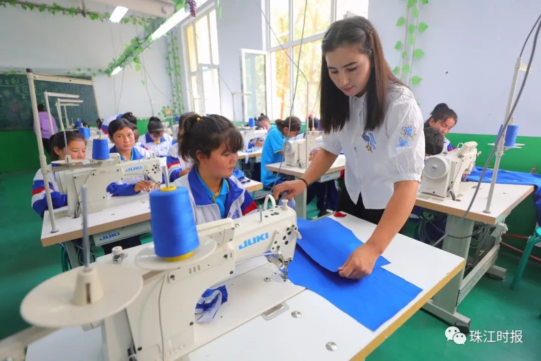 学生阿曼古丽回到母校—伽师县中等职业技术学校(下称"伽师职校)