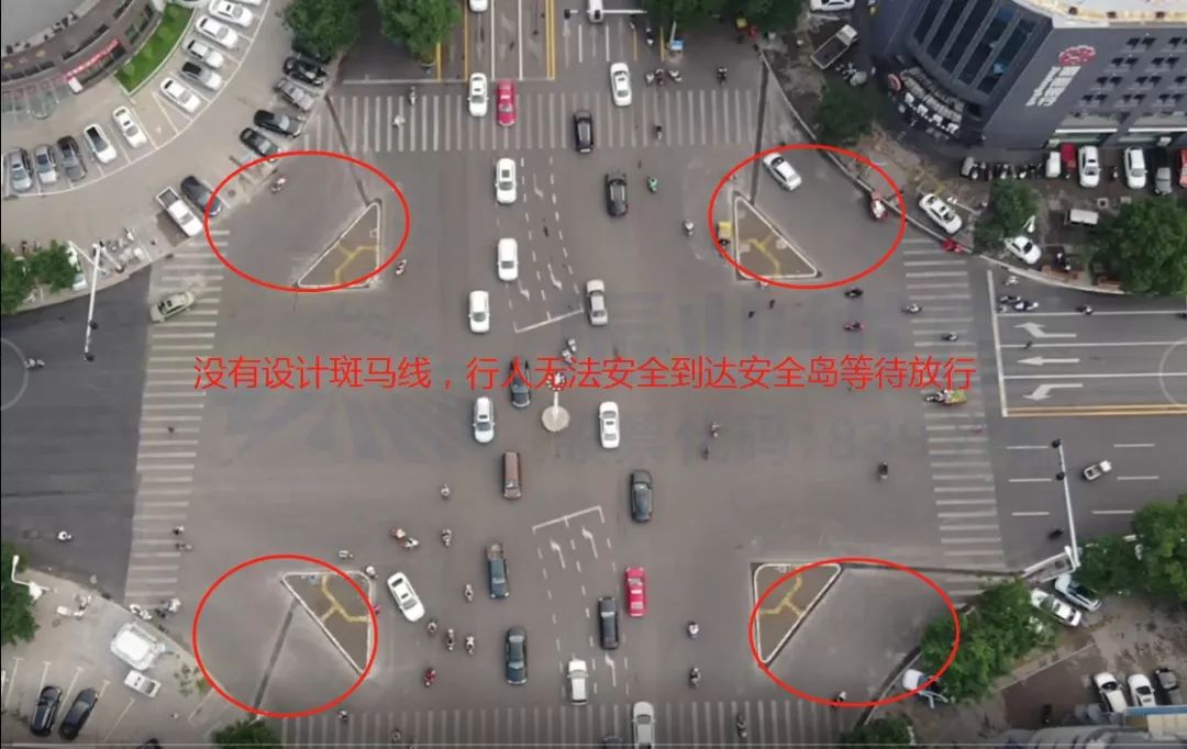 路口建设安全岛后,没有设计斑马线,导致行人无法到安全岛上进行等待