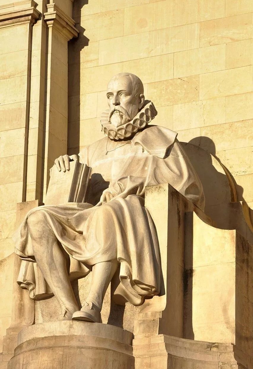 辅以斗牛士,卡门,唐璜,堂吉诃德等艺术形象的助阵