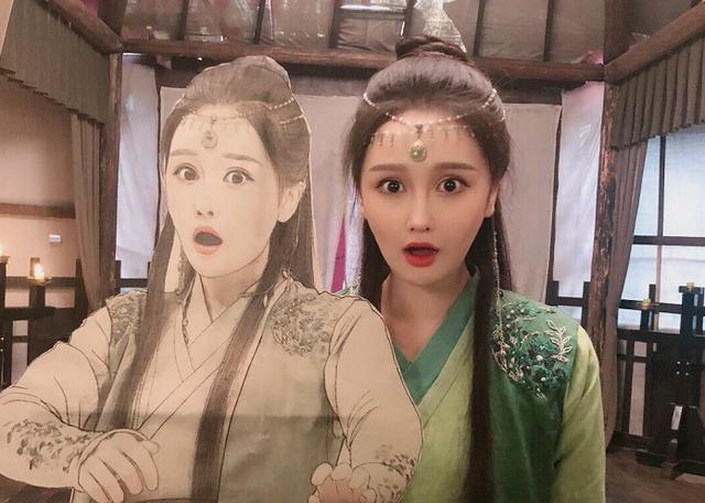 赵本山女儿化身"美人鱼"畅游水中,多次撞脸张馨予美到窒息!_赵一涵