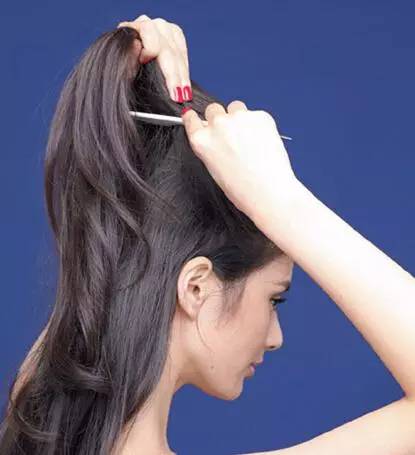 step1:头发分成上下两个部分,上半部分的头发用梳子倒梳让发根蓬松