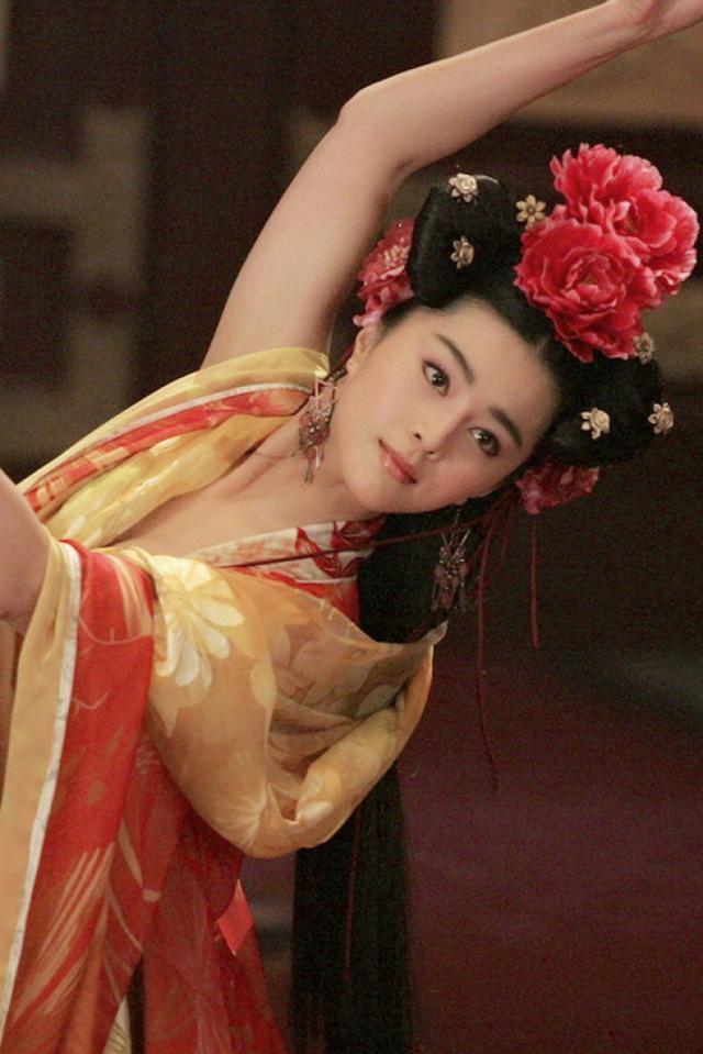 原创女星古装"簪花"图,刘亦菲出尘仙子,刘诗诗宛若青莲,她美呆了