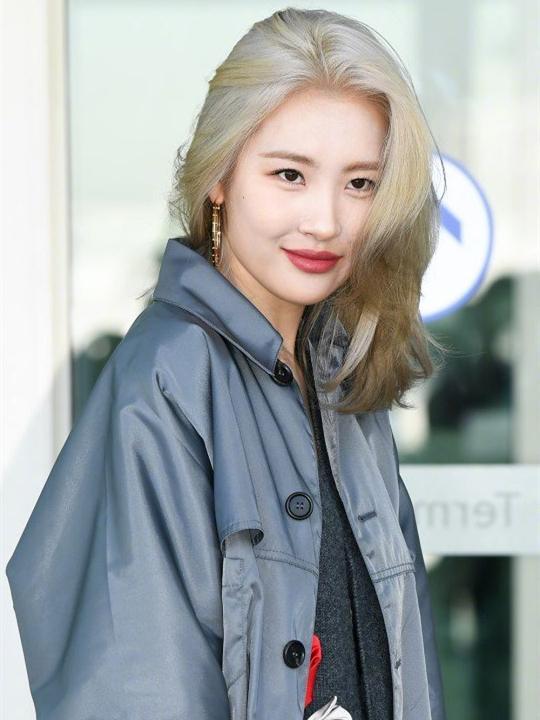 一头砂金色中短发的宣美这回身穿一款