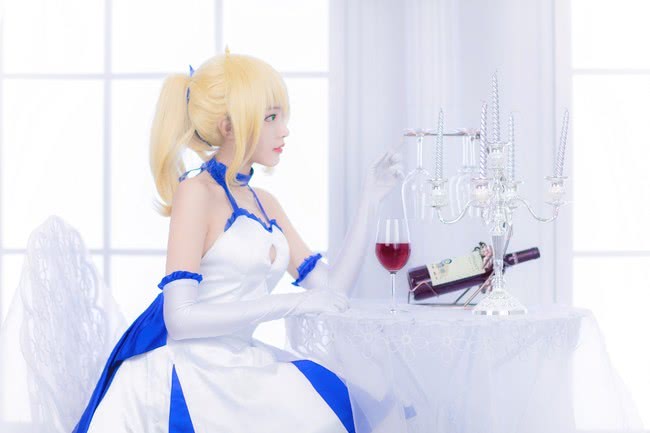 cos:saber,室内的一组蓝百合礼服