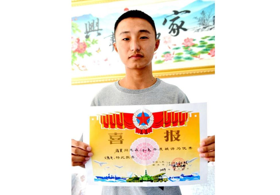 无上荣光仪征一小伙退役刚到家这封喜报就送上了门