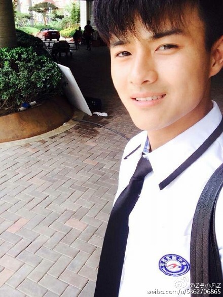 他是《旋风十一人》里的天才足球少年秦明浩,为了演好这个角色,特地花