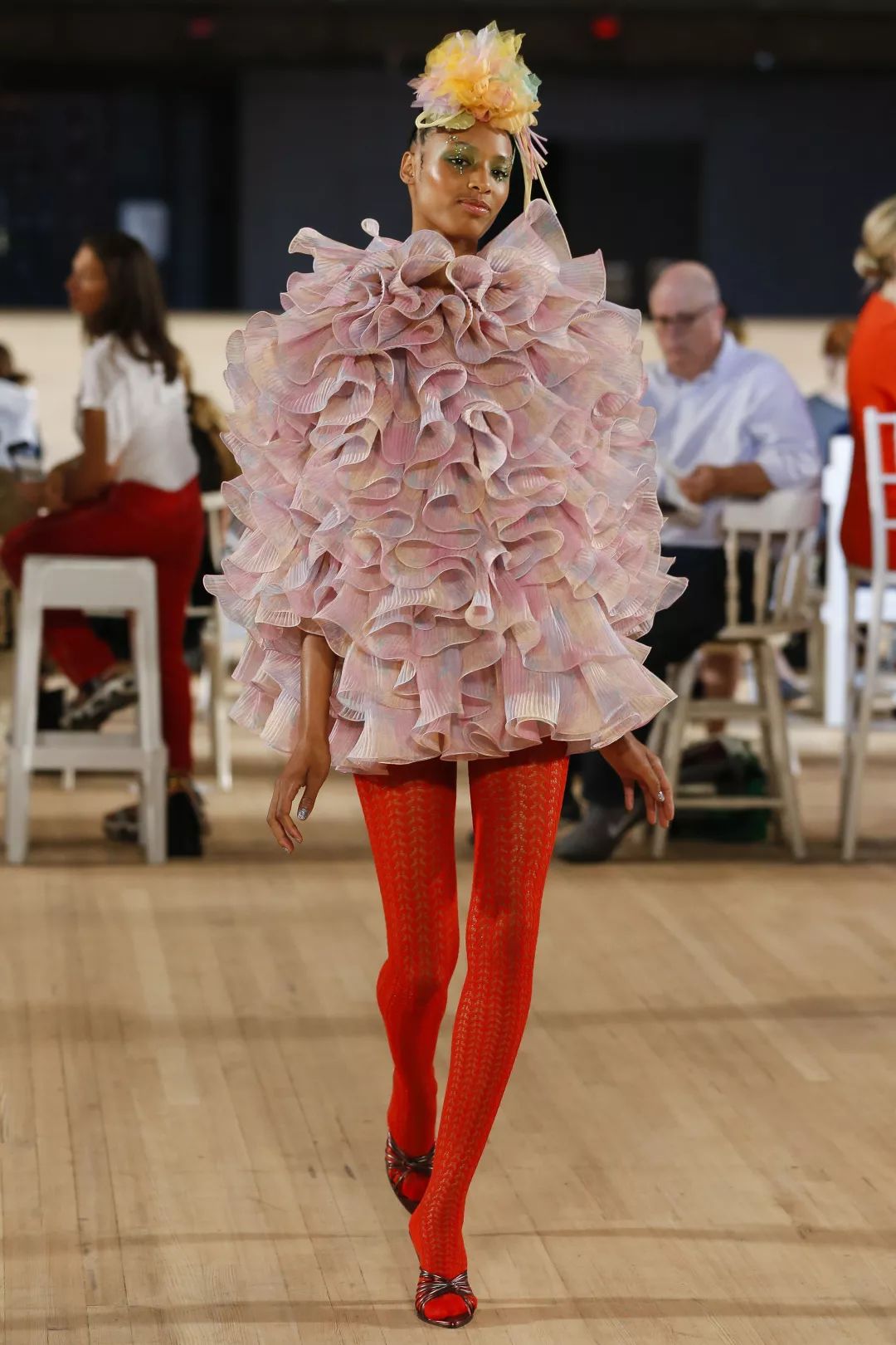 marcjacobs2020春夏时装秀如歌舞剧服饰般夸张绚丽