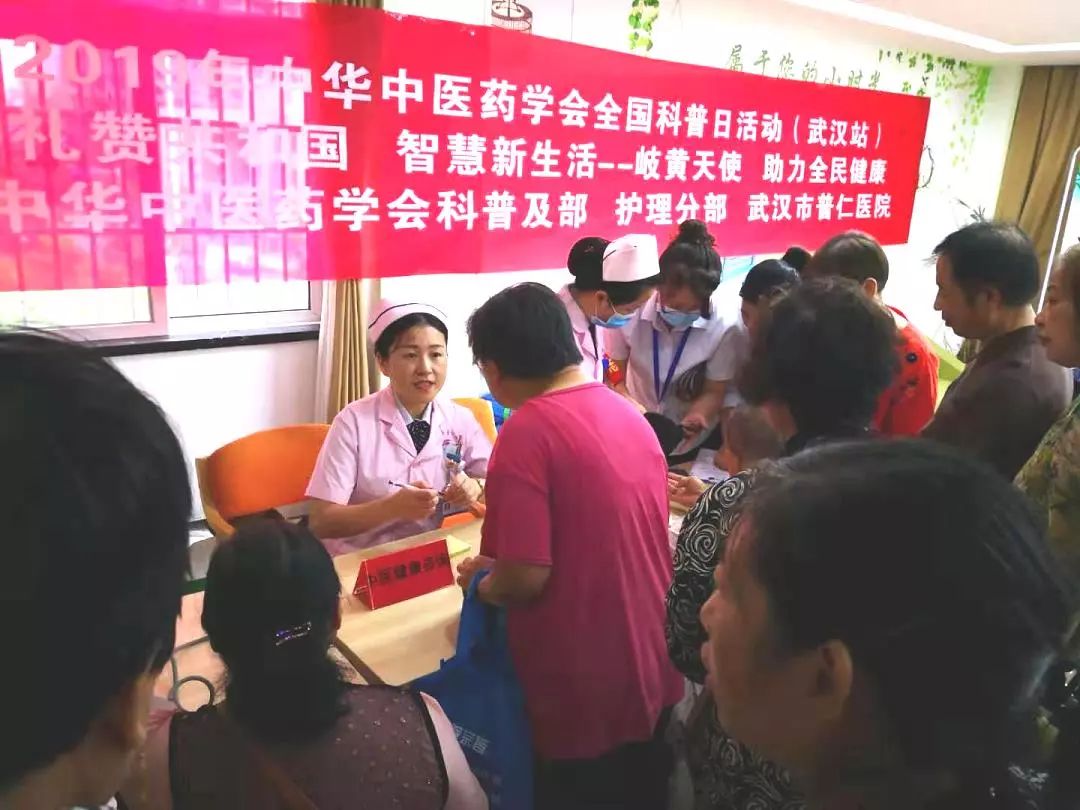 活动现场,通过悬挂宣传条幅,发放宣传折页,健康知识讲座,普及了老年