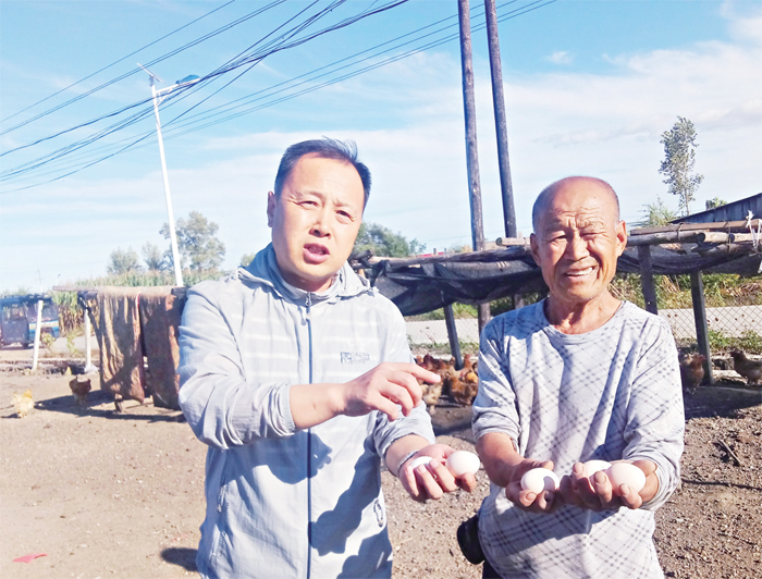 "家住勃利县倭肯镇镇东村的陈长顺指着四大箱秋果对驻村扶贫工作队
