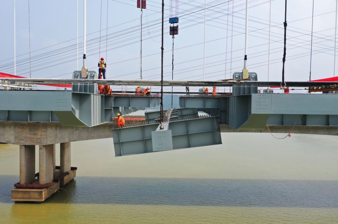 赞!南宁六律邕江特大桥桥面格子梁吊装顺利完成!【930新闻眼】_那容至