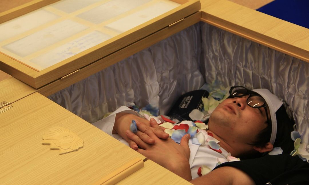 死过人的凶宅租给了穷鬼