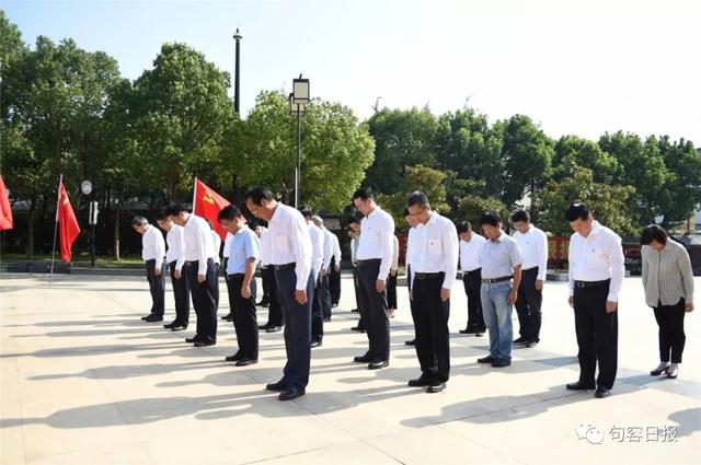 潘群,周必松,文雁才,章壮钧同志分别代表市委,市人