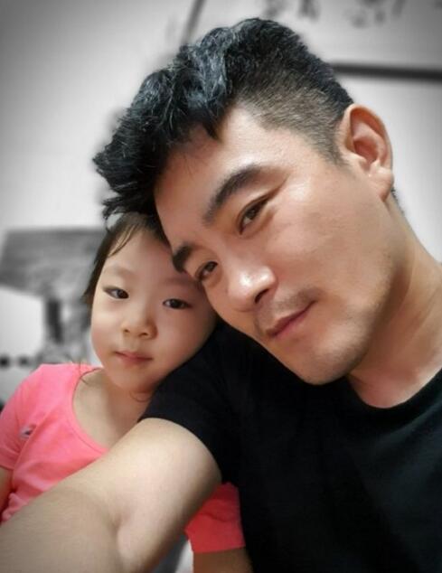 导演樊昊仑微博晒全家照