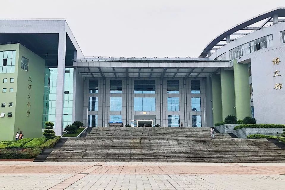 重庆98理学院图书馆由红河校区博98馆和星湖校区弘98馆组成.