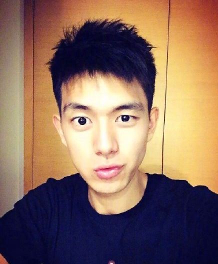 原创李现大学旧照遭疯传憨憨的表情一如既往身旁男同学颜值太逆天