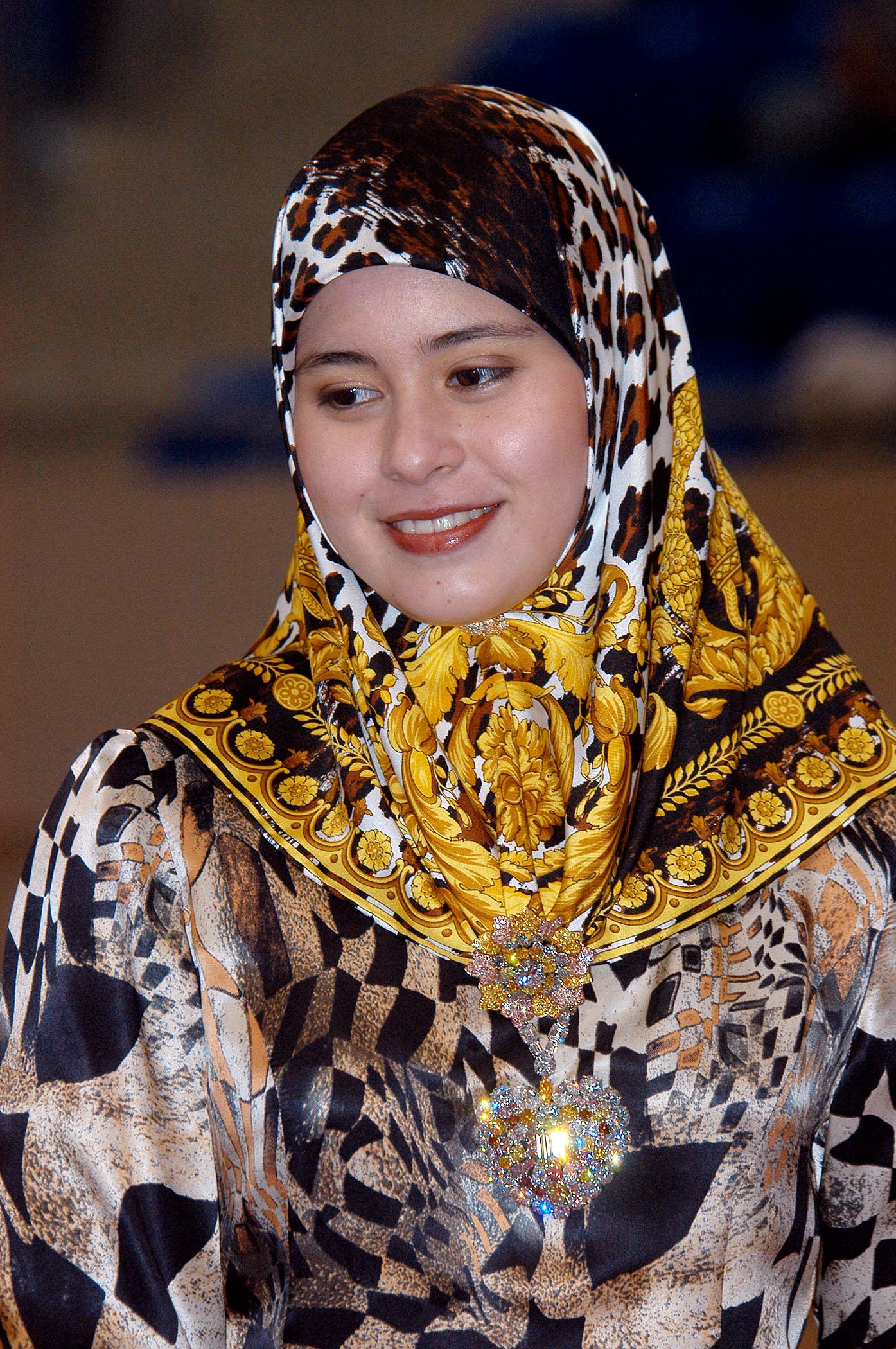 文莱王妃带娃看比赛,衣品朴素但却是奢侈品大佬?细节透露她的壕