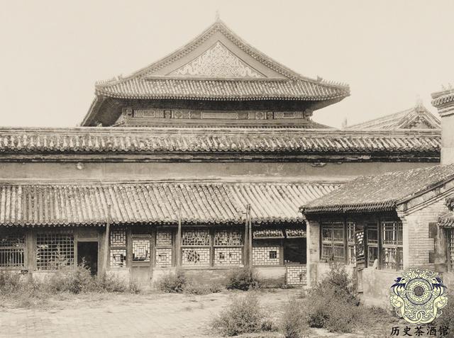 一组清末皇宫老照片:图七是光绪皇帝龙床,图九慈禧寝宫破破烂烂_清朝