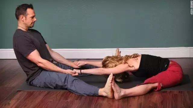 (2)交替式坐姿分腿伸展前两次呼吸里,一个人吸气时,另一个人呼气.