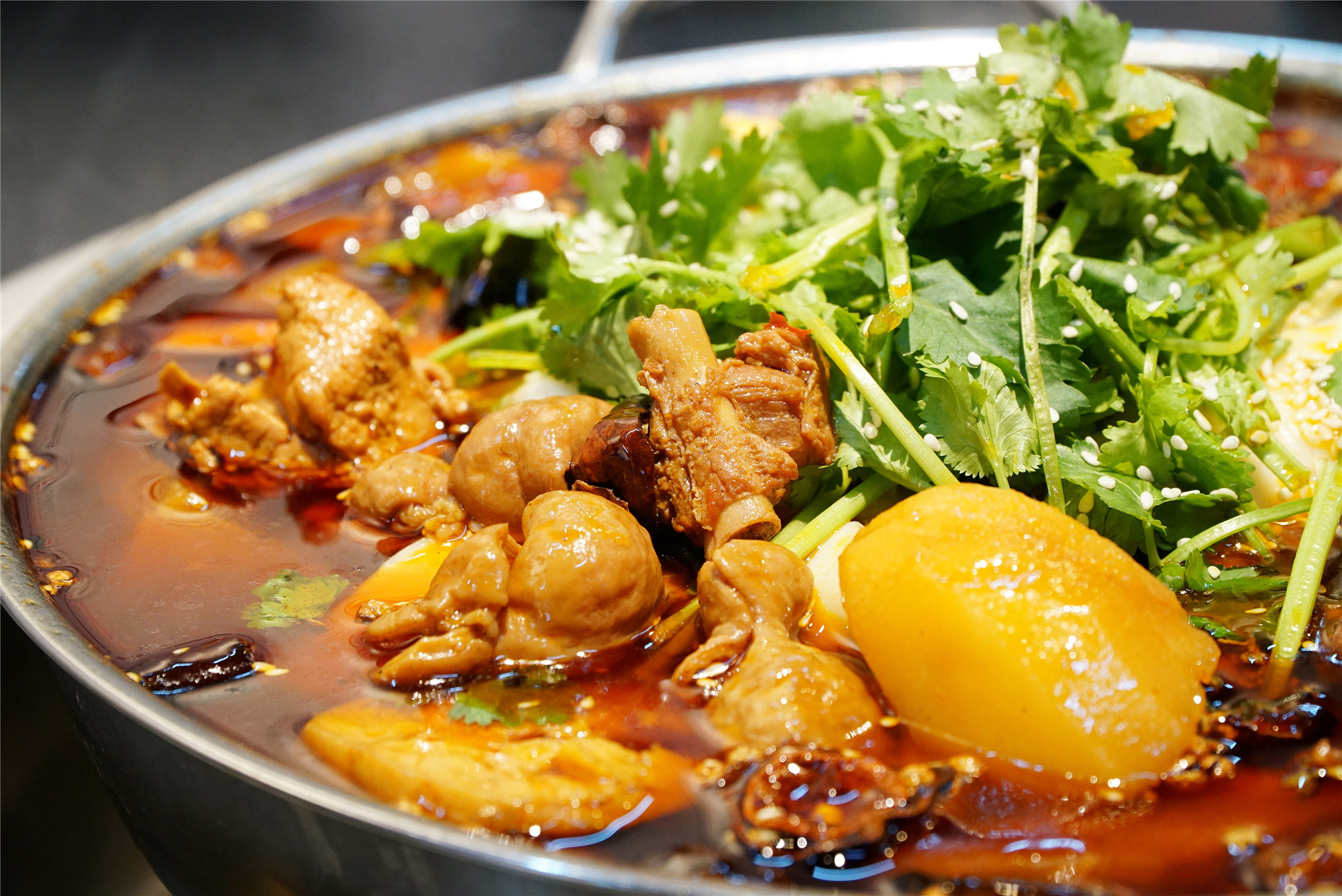 原创北方人逛吃重庆刚到山城满满一锅红油的肥肠鸡吃还是不吃