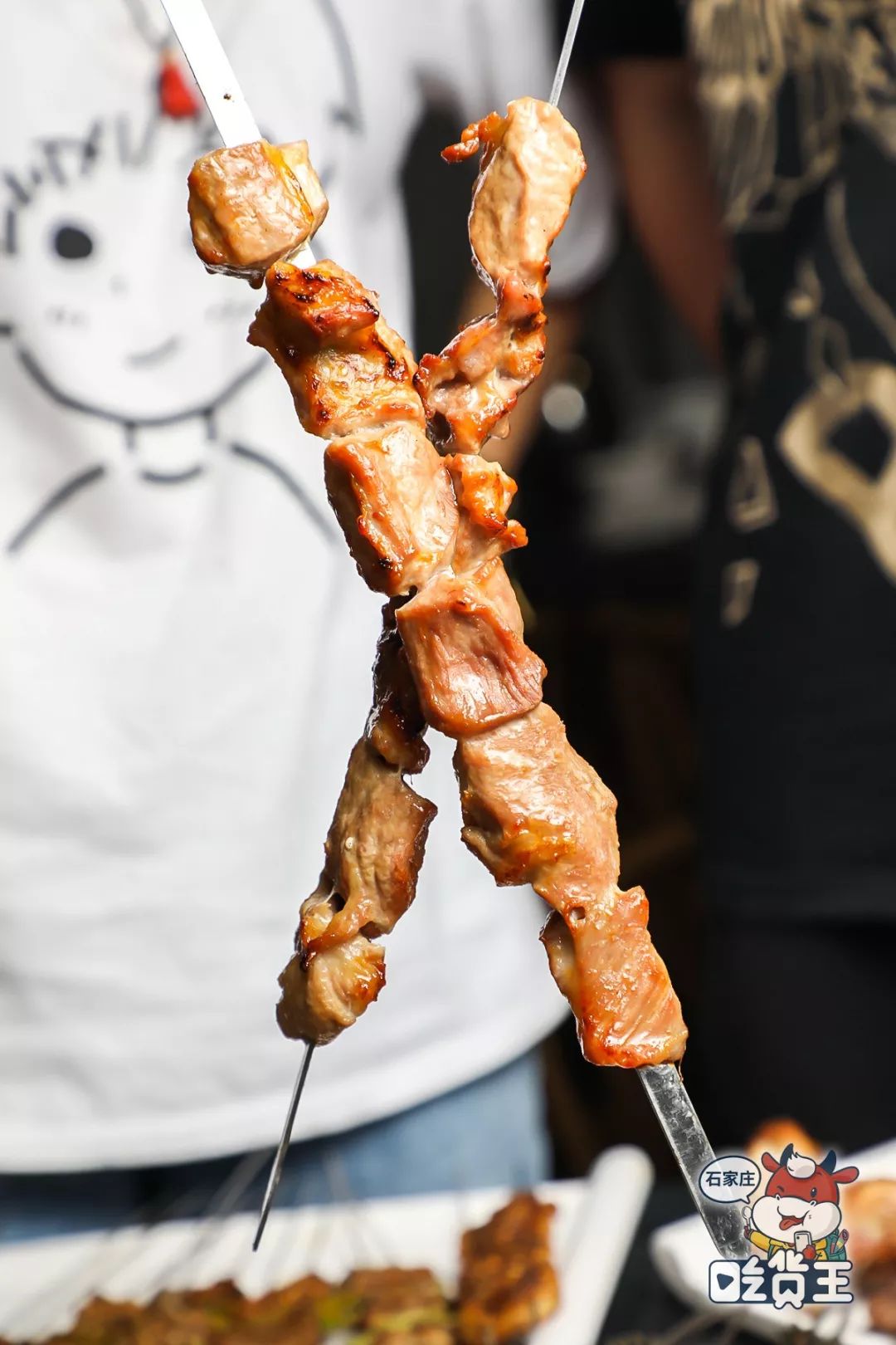 不限量免费送半米长东北大肉串咔咔造吃到凌晨四点都不想走