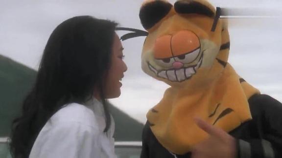 何金银救了阿丽本想向她表明身份没想到却被一群人抢先了