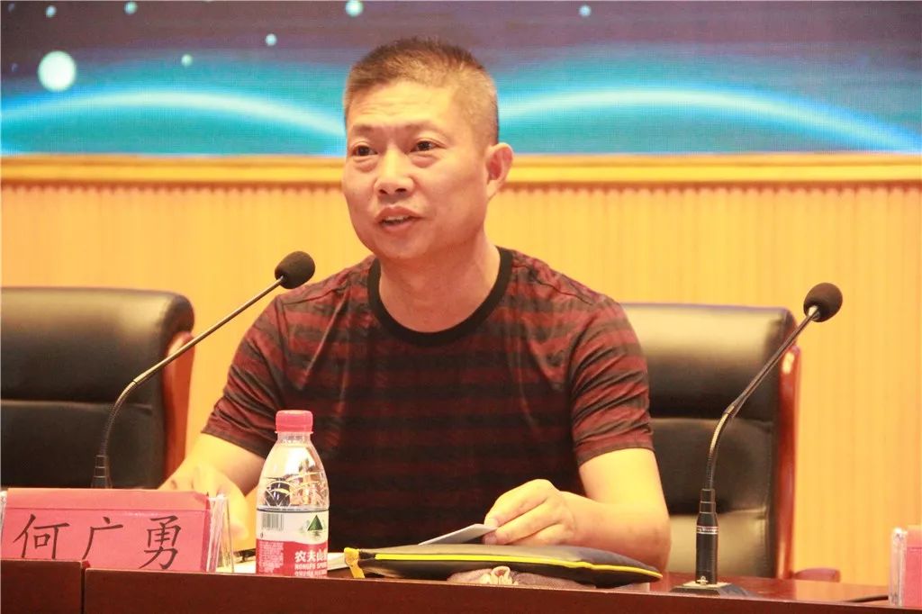 专家讲座三项议程,由区教育教学发展中心stem兼职教研员胡志林主持