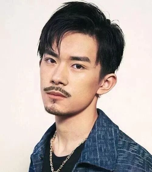 太意外!当易烊千玺的脸上有了胡子之后,没想到居然这么有男人味?!让人