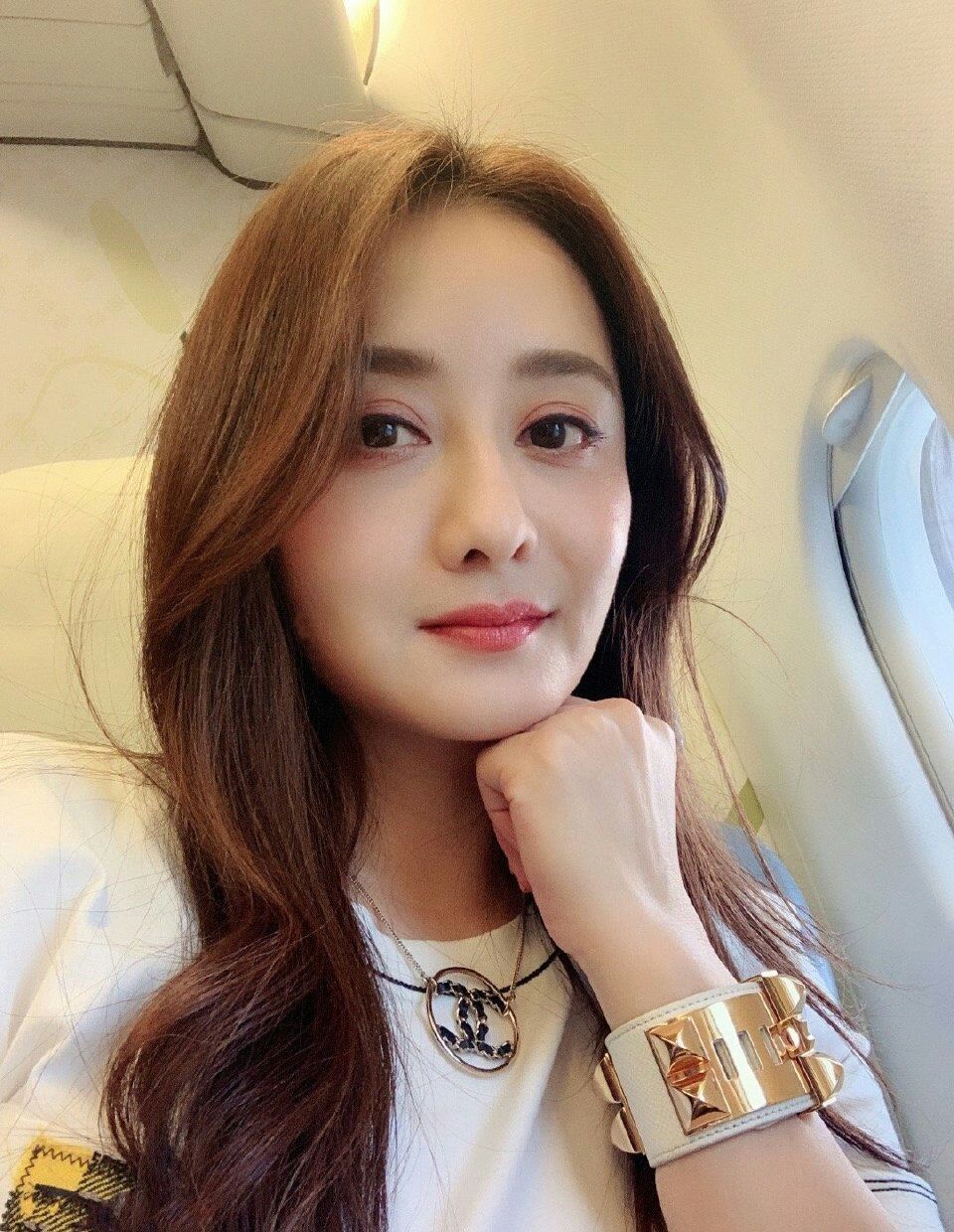 看梅花烙的时候,陈德容颜值惊为天人,如今脸崩了成普通大妈!