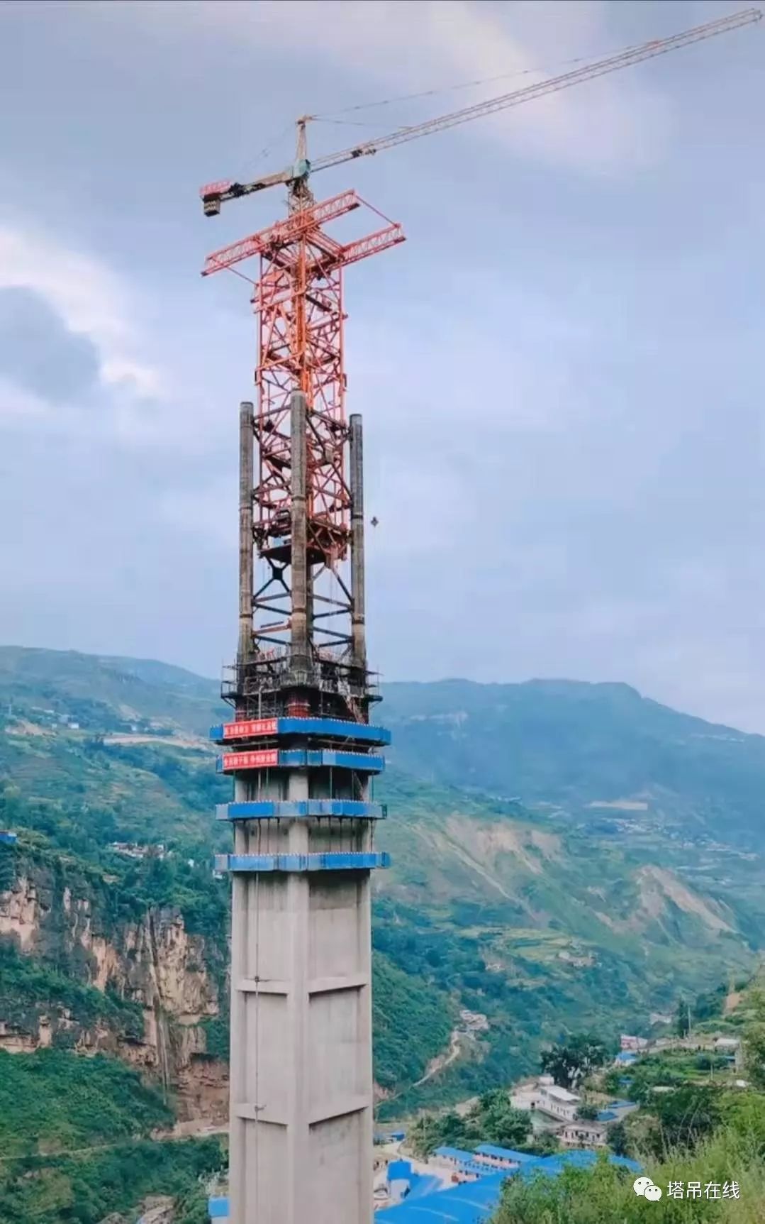 世界第一高墩金阳河特大桥建桥神器自爬式多功能提升系统
