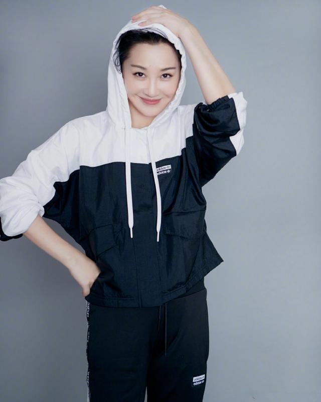 原创许晴显嫩很真实,一身运动装清新减龄,甜美气质好似青春少女