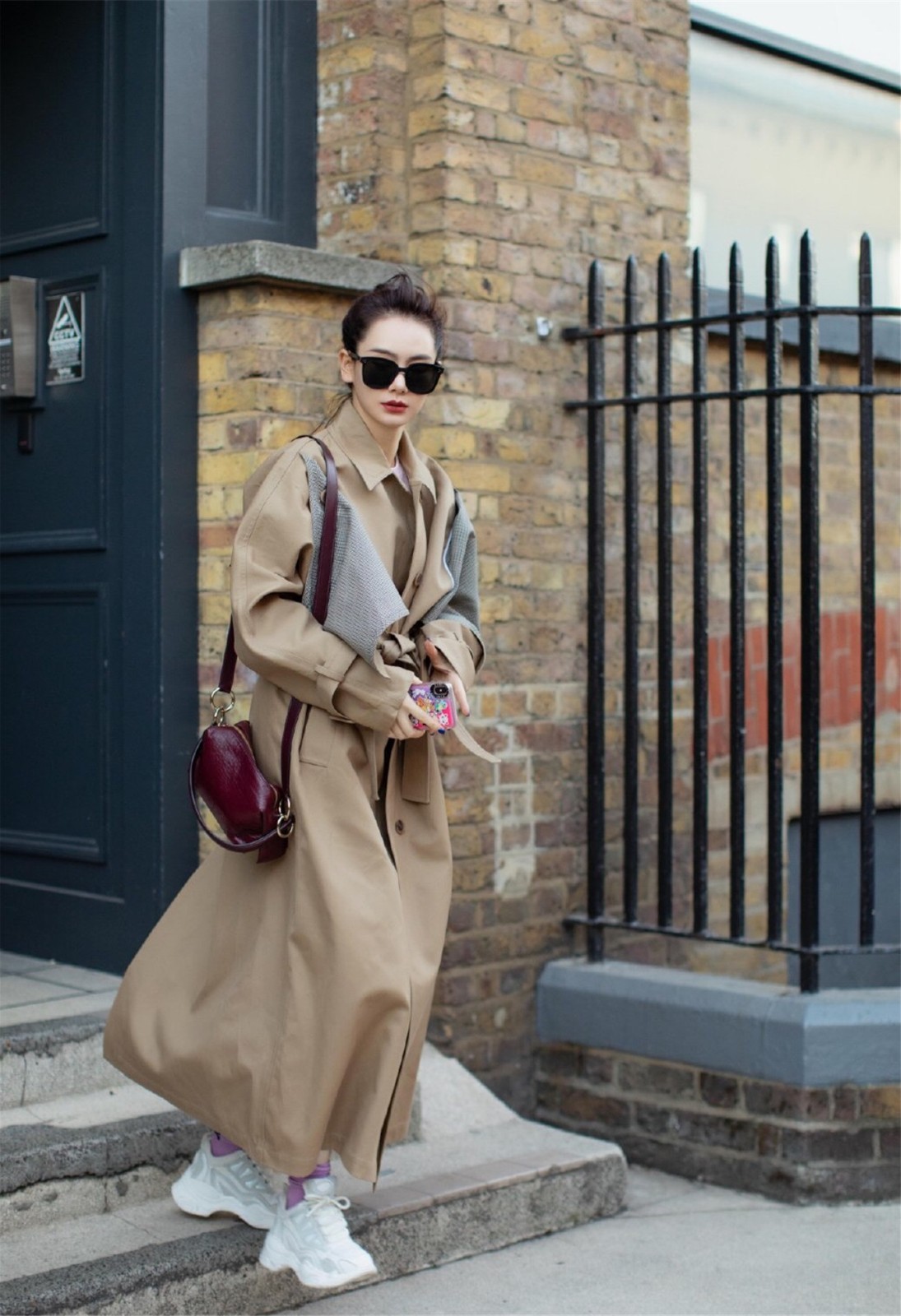 裴秀智旅拍穿风衣气质十足九月过半这些风衣值得拥有