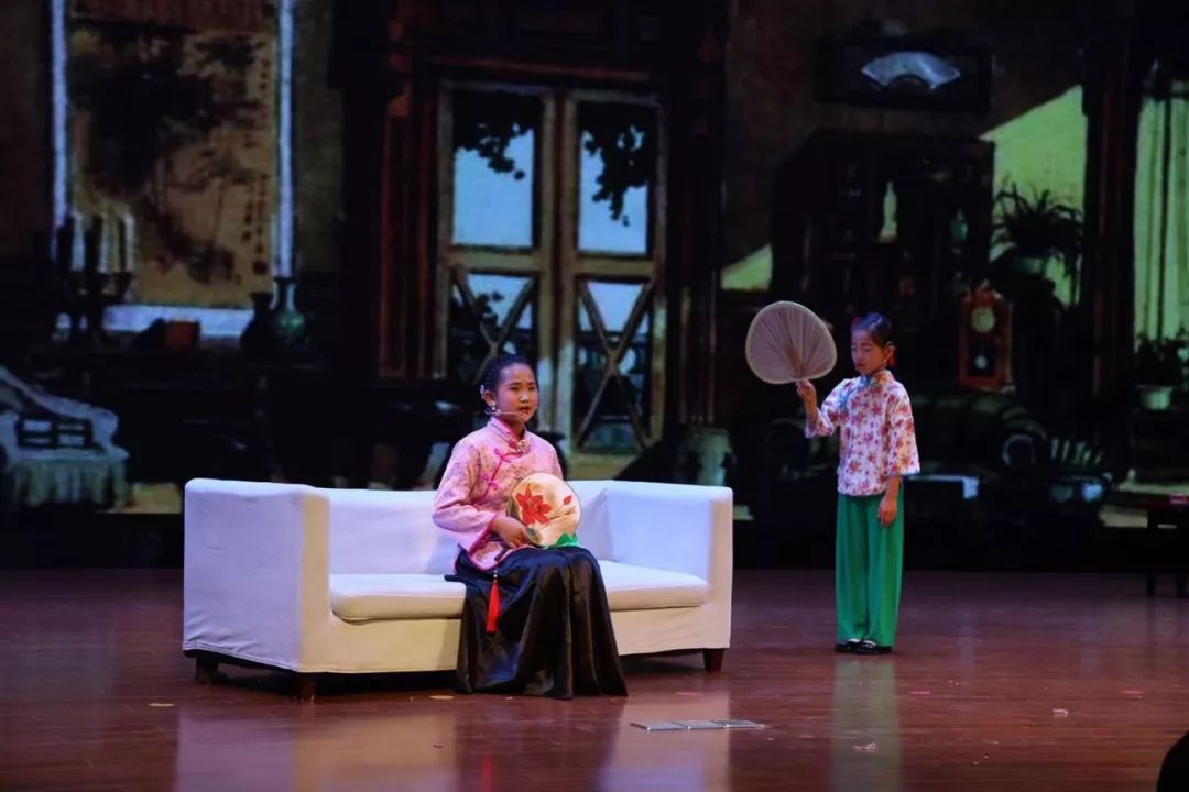 沪剧《盘凤》国学经典吟唱《大学》诵经典环节通过沪语歌曲《上海闲话