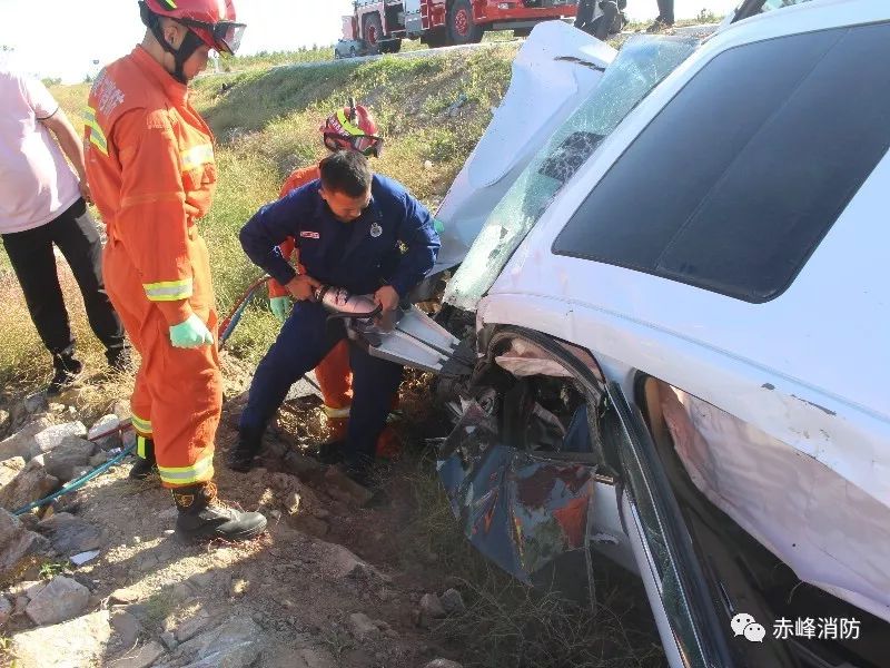 敖汉旗发生车祸!两车迎面相撞,还有人被困车内