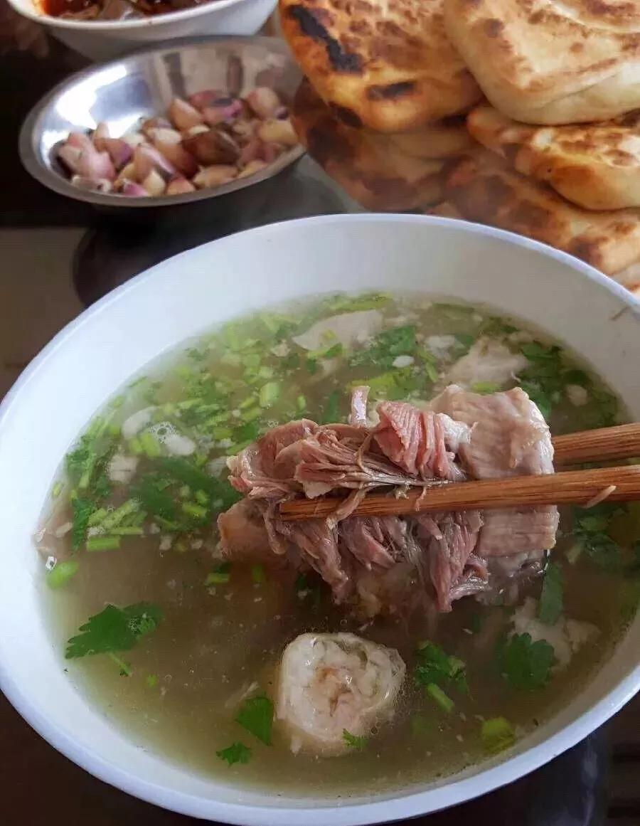 下雨天痛快地咥一碗让雷佳音都放不下筷子的水盆羊肉吧