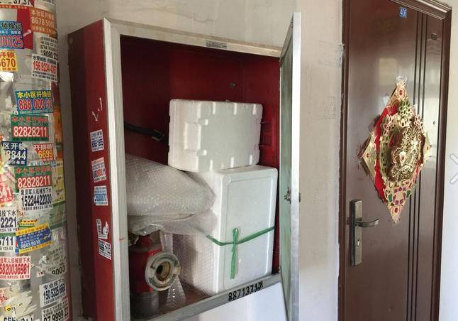 原创惊了青岛一高层小区居民把楼道消火栓箱当成自家橱柜