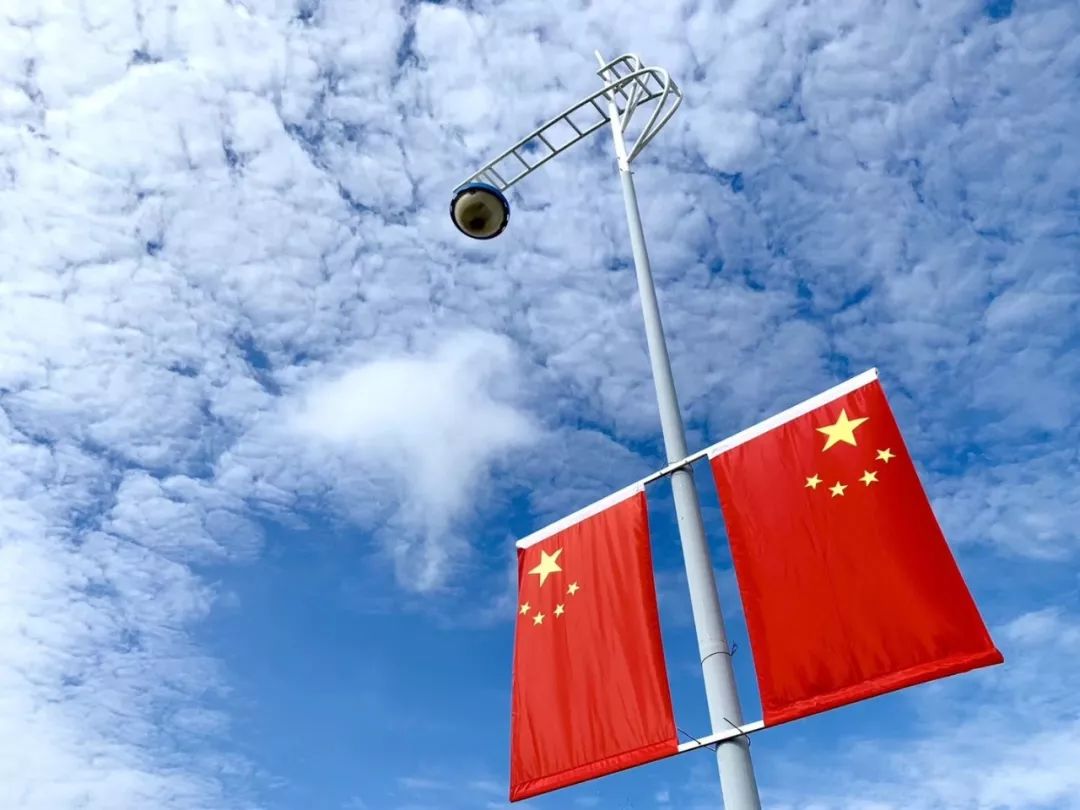 显得格外的动人好看飘扬的一面面五星红旗而在蓝天白云下遂宁呈现一片