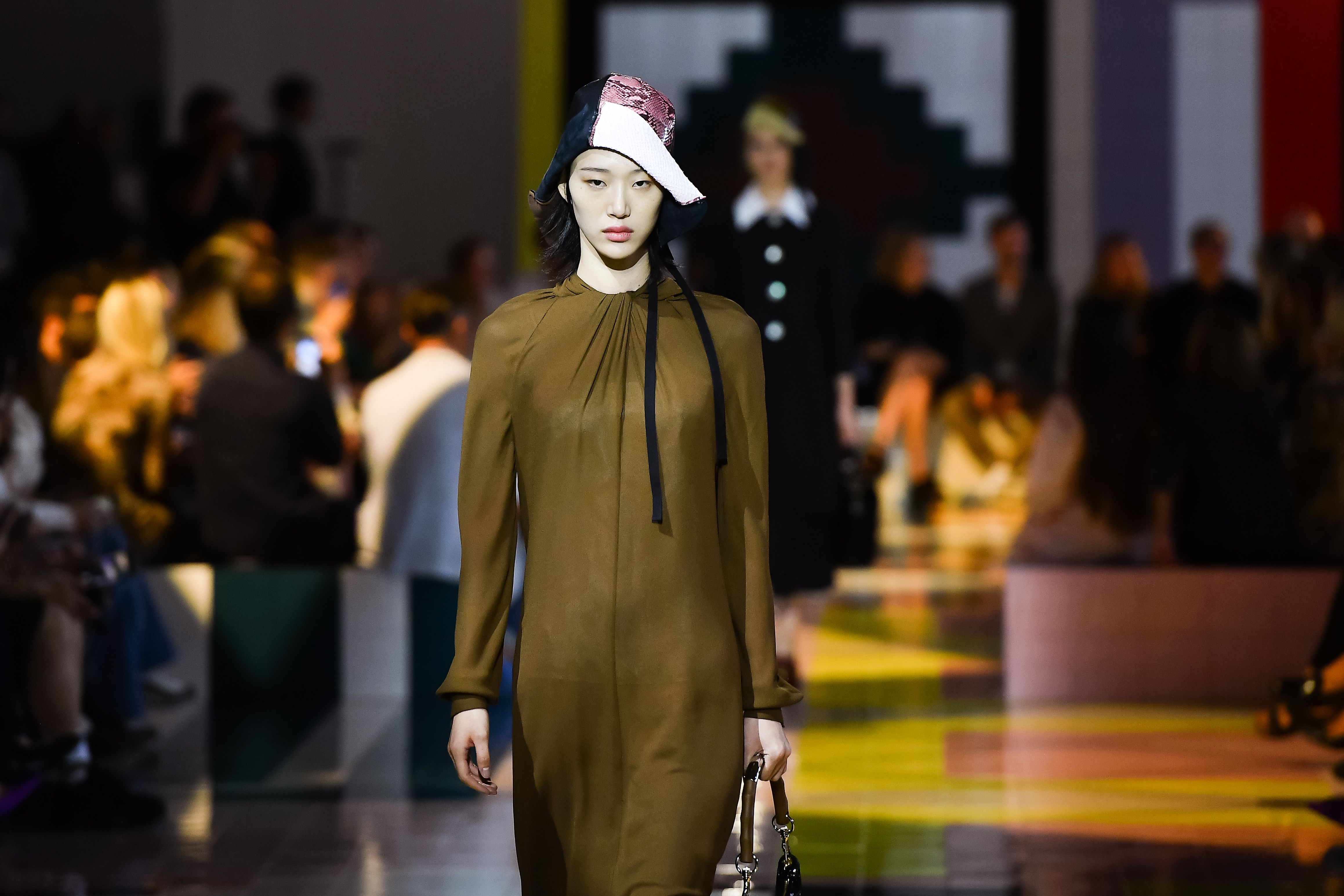 月18日,在意大利米兰时装周上,模特展示普拉达品牌的2020春夏新款服装
