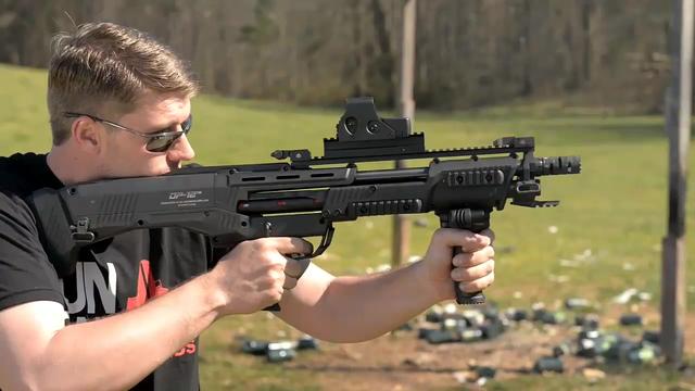 现实中,这把霰弹枪的原型是dp12泵动式双管霰弹枪,具有相当强大的杀伤
