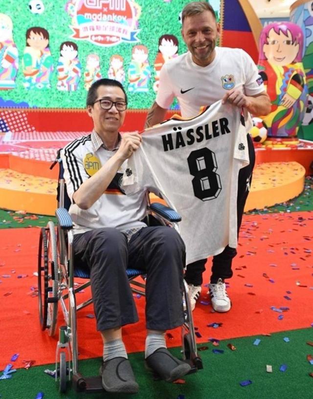 62岁前tvb绿叶王患"渐冻人症"靠患有小儿麻痹症的妻子照顾_吴博君