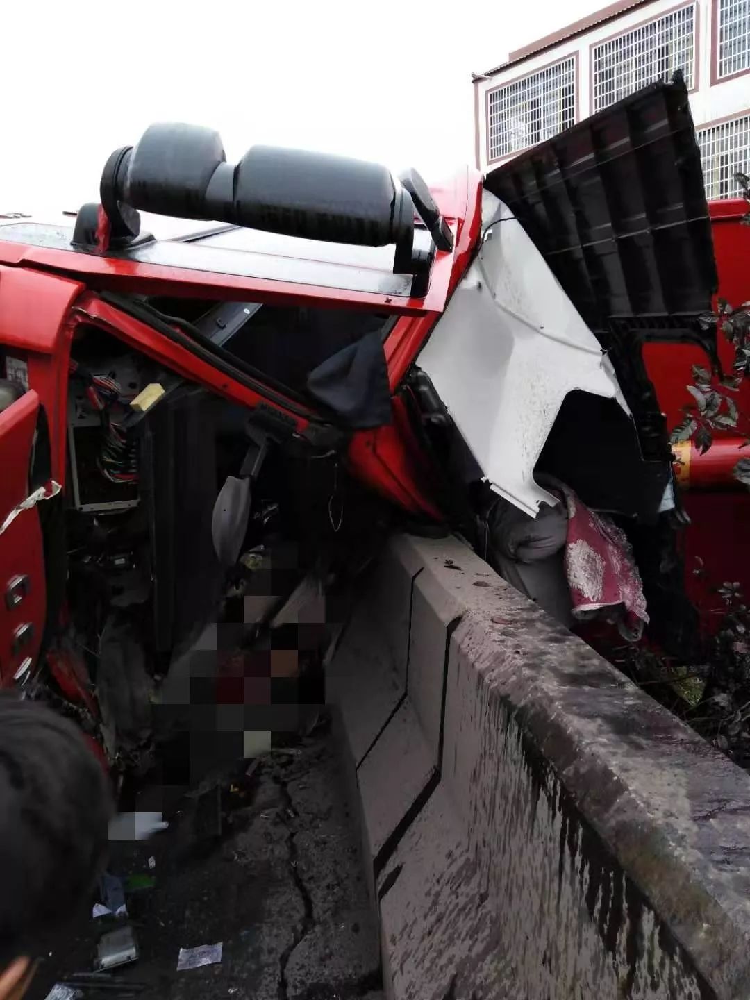 現場視頻鎮雄陳貝屯路段發生慘烈車禍駕駛員當場