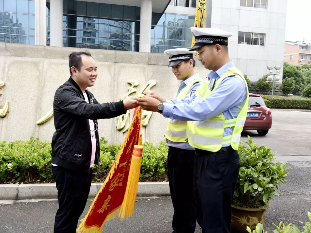 点赞细节折射正能量台州交警那些爱的守护