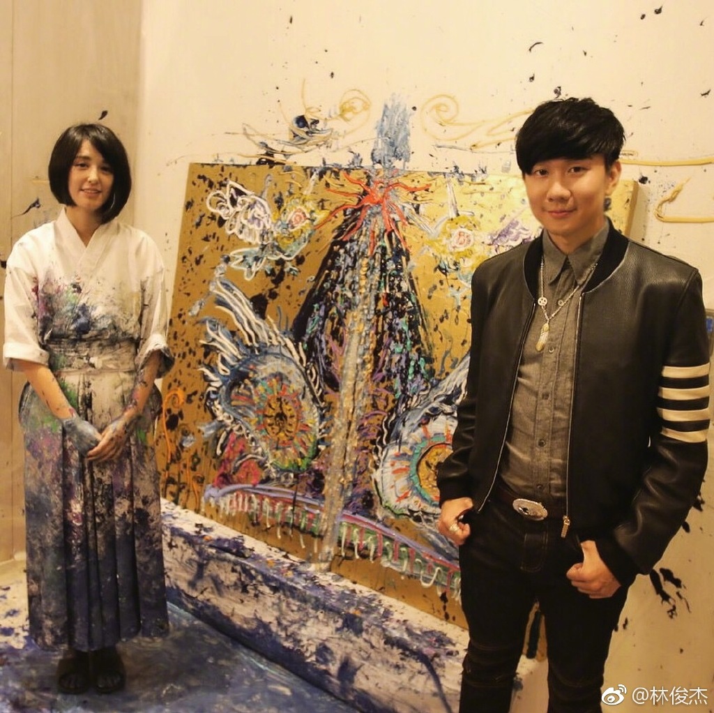 就邀请到日本艺术家小松美羽来到现场,创造出一幅独属于林俊杰圣所