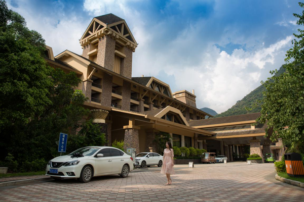 锦绣香江温泉酒店依山而建,以七星级标准打造的豪华温泉酒店为您带来