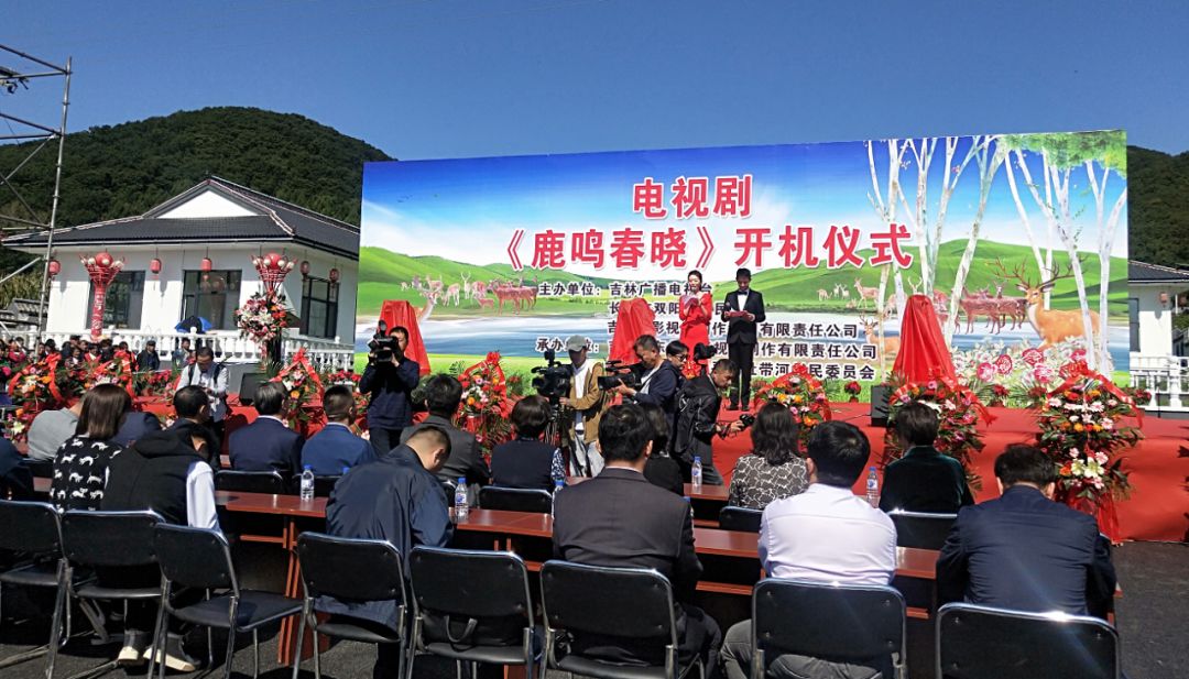 撸猫撸狗过时了现在流行撸鹿电视剧鹿鸣春晓今日开机