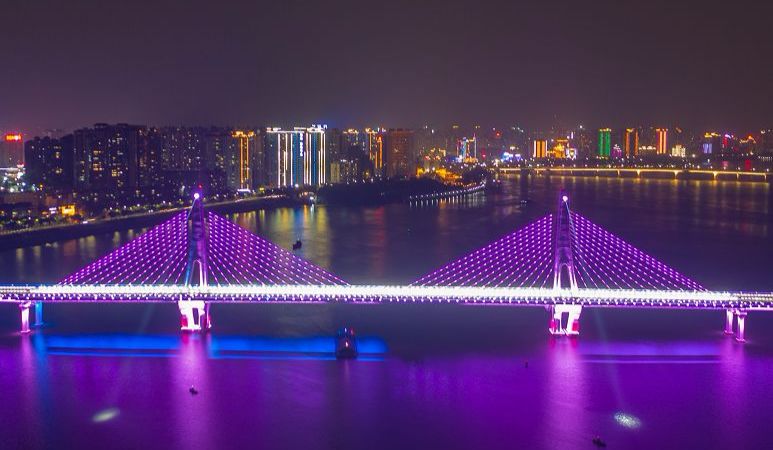 伦洲大桥,是市区上横跨北江的"长龙",是连接市区北江两岸的重要交通